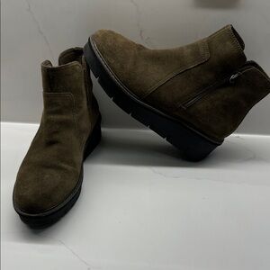 Clarks Airabell Zip Booties in Dark Olive Suede size